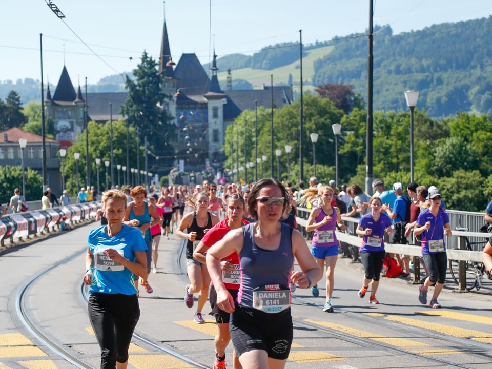 Frauen rennen über die Kirchenfeldbrücke
