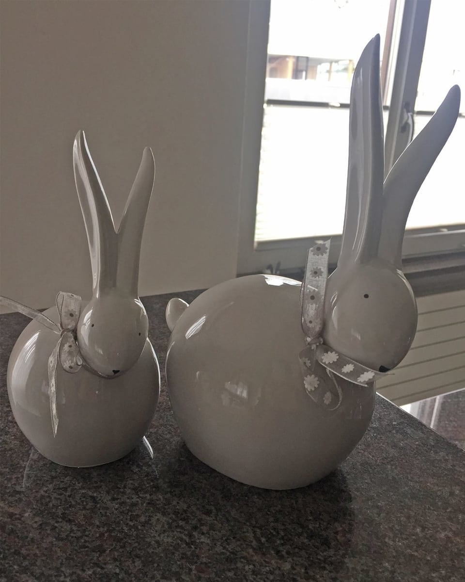  Zwei Keramikhasen.