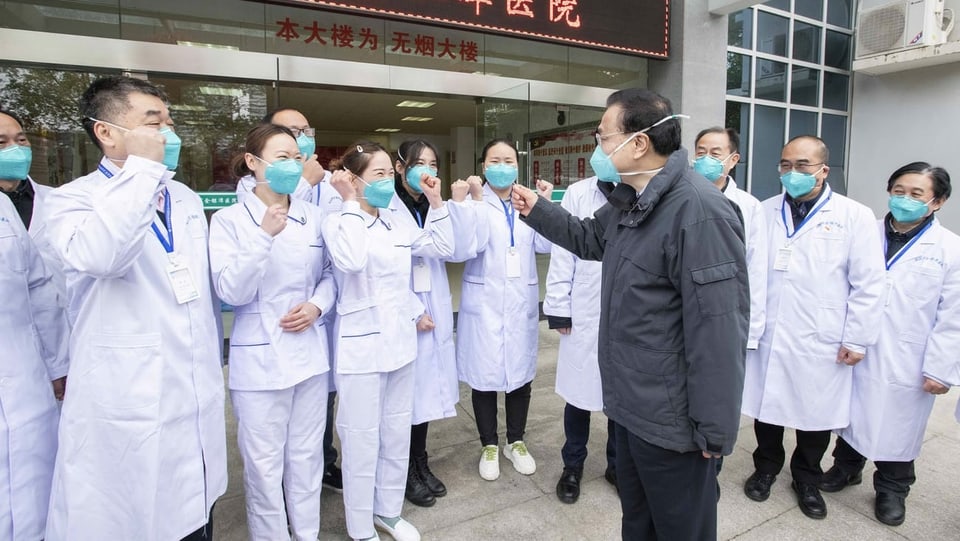 Li Keqiang, Pflegepersonal, alle mit Mundschutz