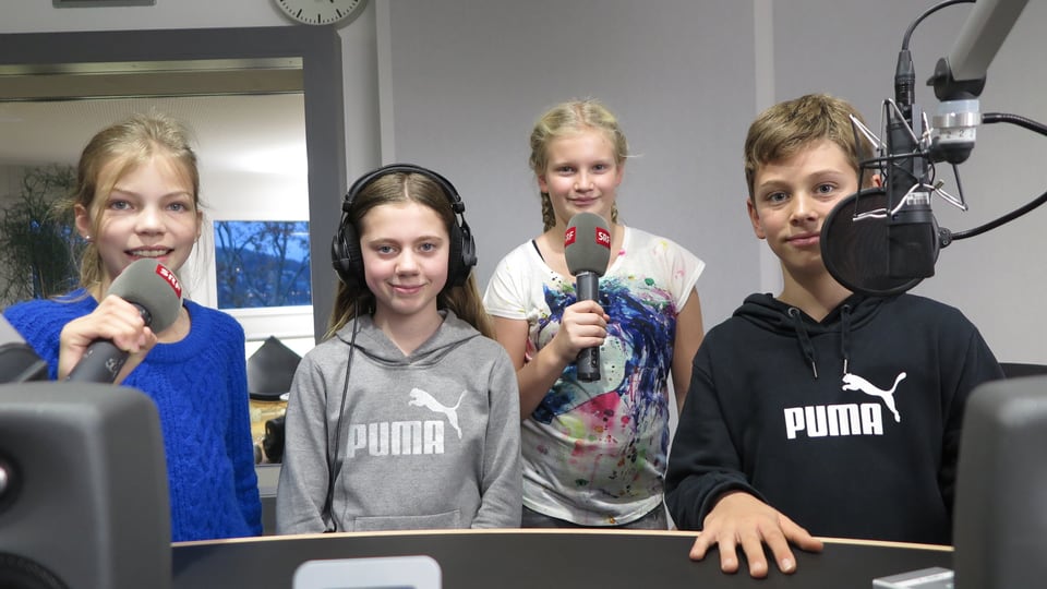Die vier jungen Radiotalente bei ihrem Besuch im Regionaljournal Zentralschweiz (von links): Eva, Lilly, Alessia und Luca.