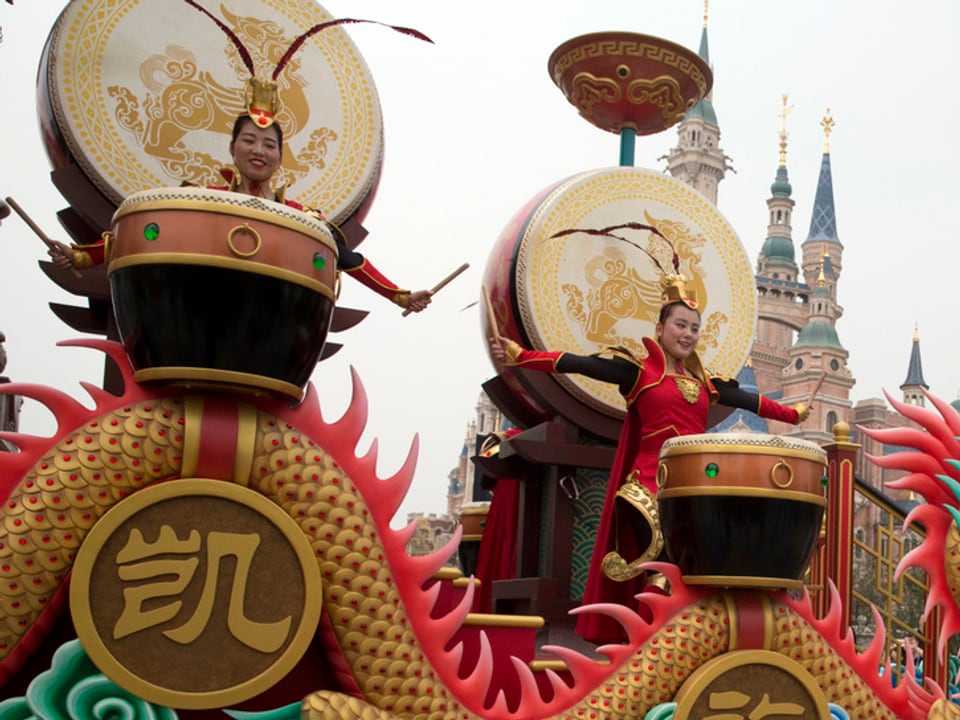 Umzugswagen mit Figuren aus dem Film Mulan