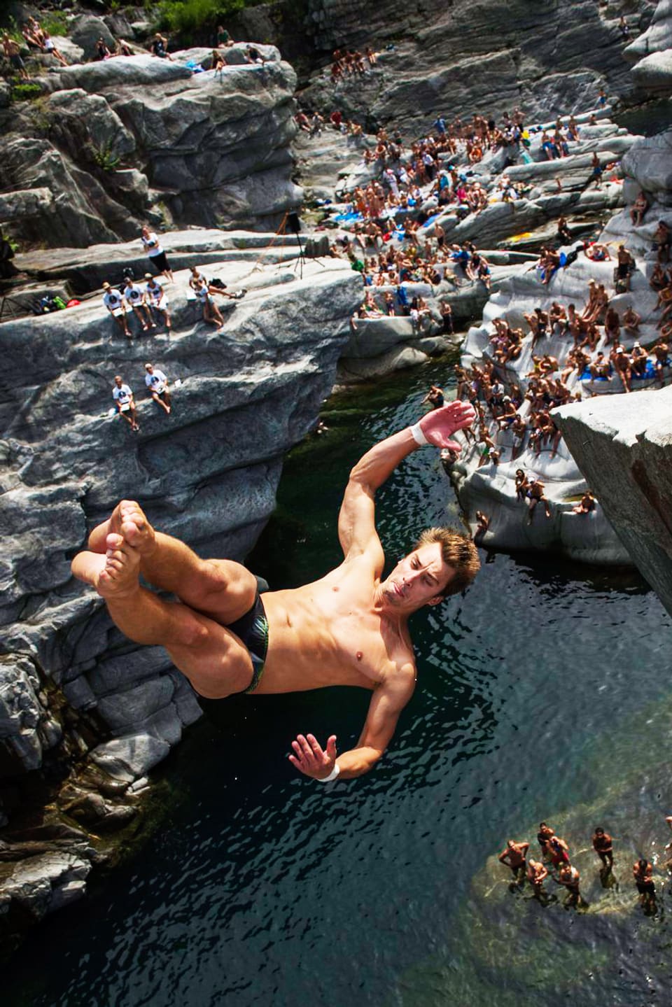 Andreas Hulliger bei einem Klippensprung.