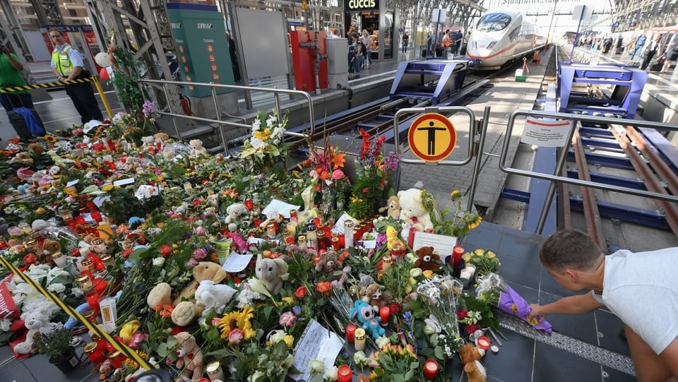 Blumen an Bahnhof.