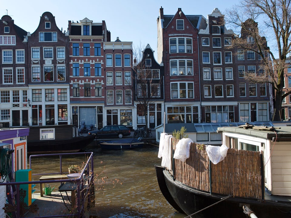 Amsterdamer Gracht mit Hausboot.