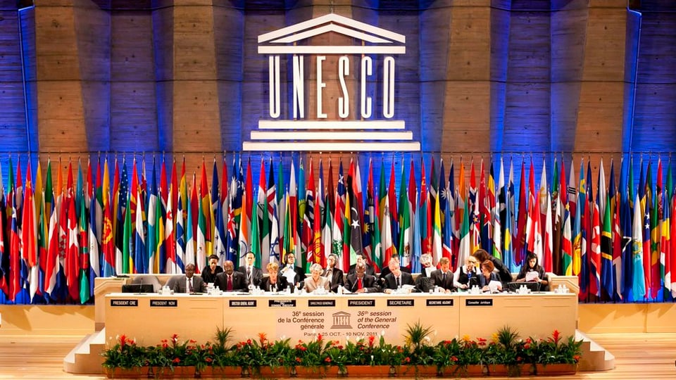 Unesco-Logo, Flaggen der Länder, Podium.