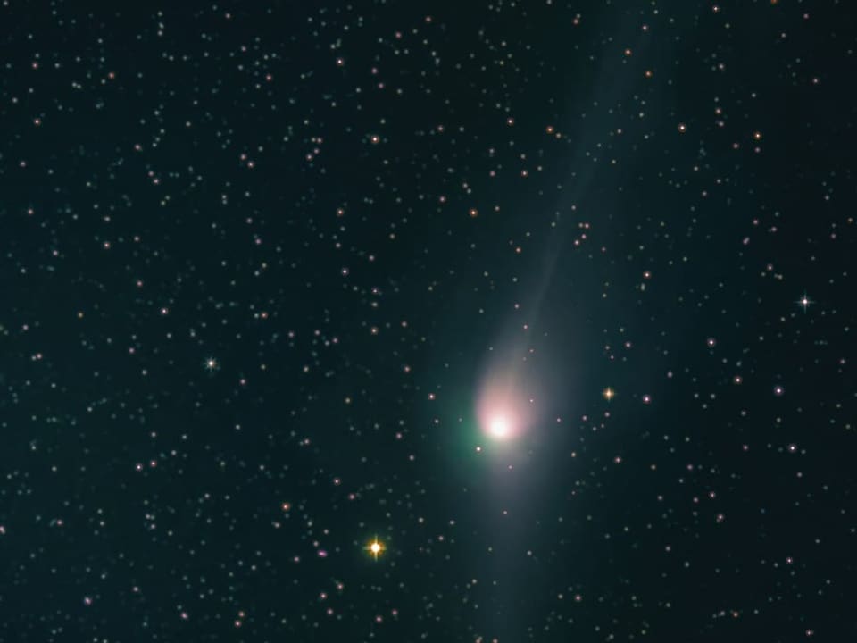 Komet am Nachthimmel mit Sternenmeer