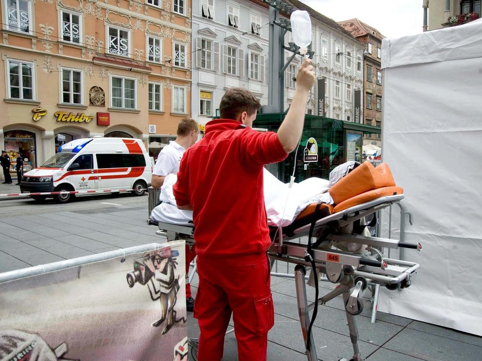 Sanitäter behandeln Verletzte.