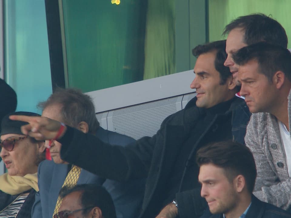 Roger Federer, begleitet von Arthur Cohn und Severin Lüthi, beim Spiel Basel-Xamax.
