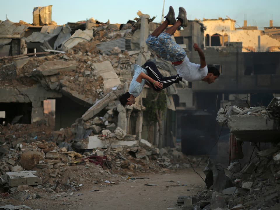 Zwei palästinensische Jugendliche trainieren Parkour im Osten der Stadt Gaza.