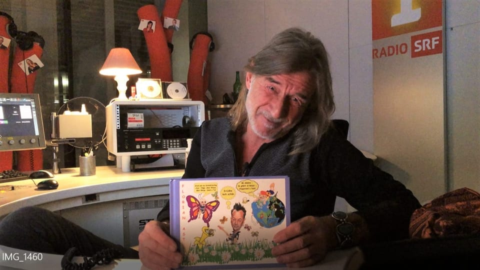 Ralph Wicki mit einem Band der Comics, die Hörerin Susi zu jeder «Nachtclub»-Sendung zeichnet.