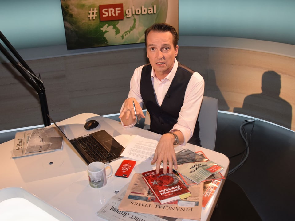 Moderator Florian Inhauser im neuen Studio von «#SRFglobal».