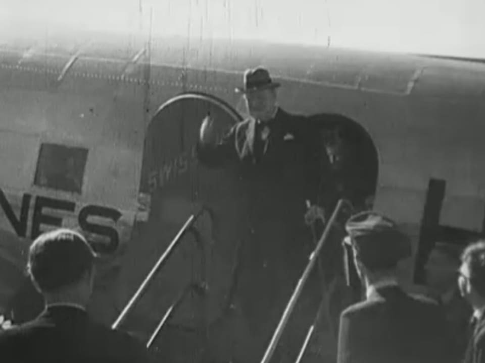 Churchill vor Flugzeug 1946.