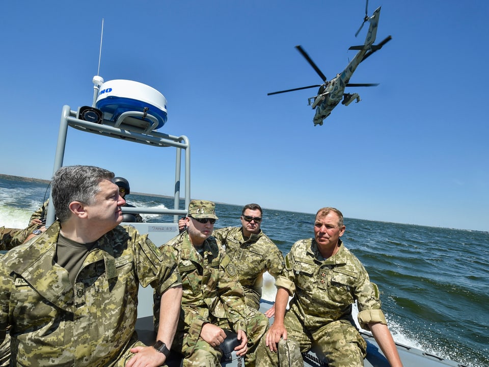Poroschenko auf einem Boot während einer Militärübung.