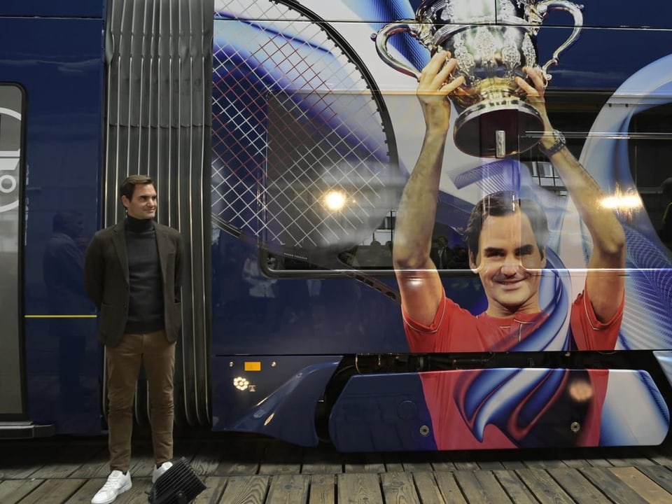 Roger Federer vor «seinem» Tram.