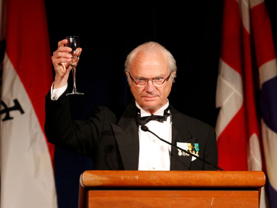 Carl Gustaf mit Glas in der Hand