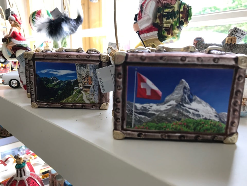 Weihnachtschmuck in Form eines kleinen Koffers darauf ist das Matterhorn und der Aescher.