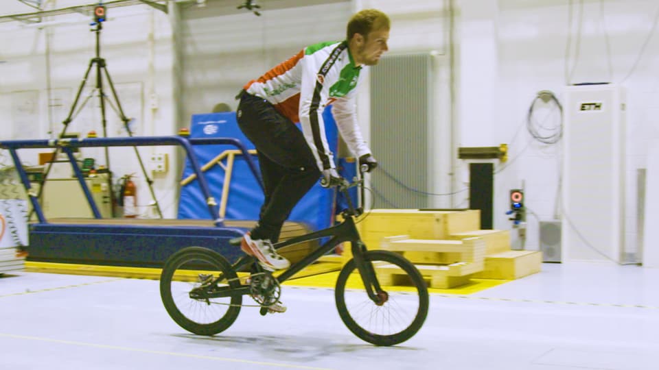 David Graf auf seinem BMX in einem Testraum der ETH Zürich.