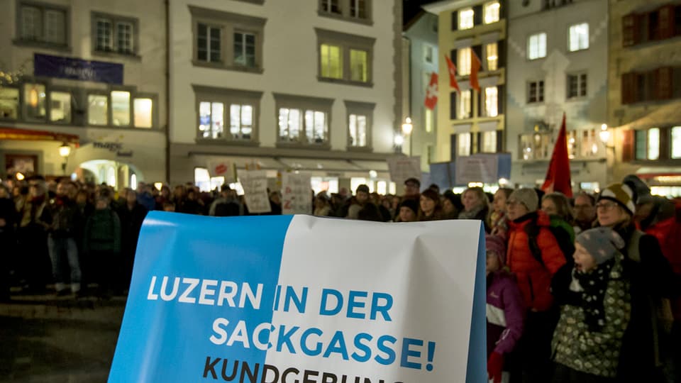 Demonstration gegen die Abbaupläne der Luzerner Regierung auf dem Kornmarkt in der Stadt Luzern.