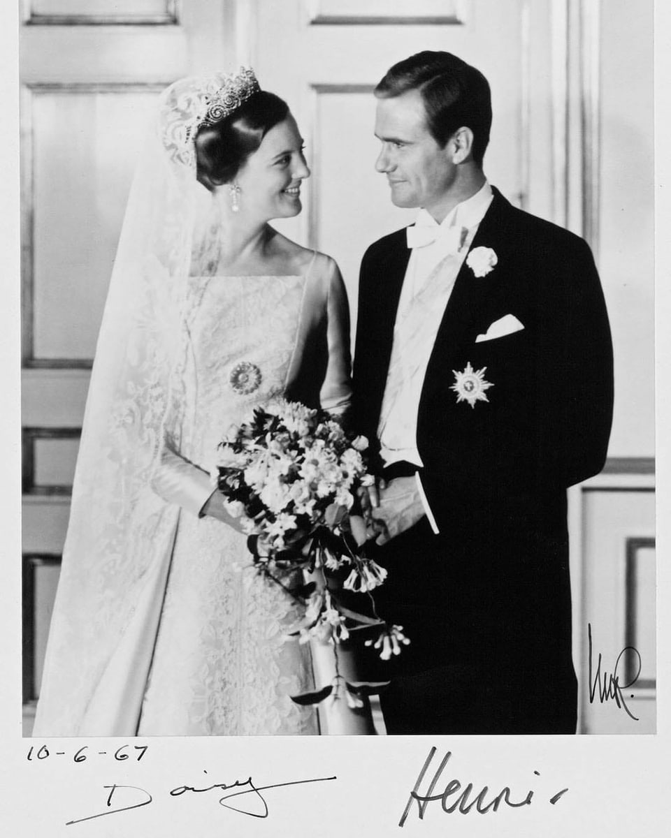 Schwarz-weiss Foto von Margrethe und Henrik von ihrer Hochzeit. Sie trägt ein weisses Hochzeitskleid mit Krone und Schleier und er einen Smoking mit weisser Fliege.