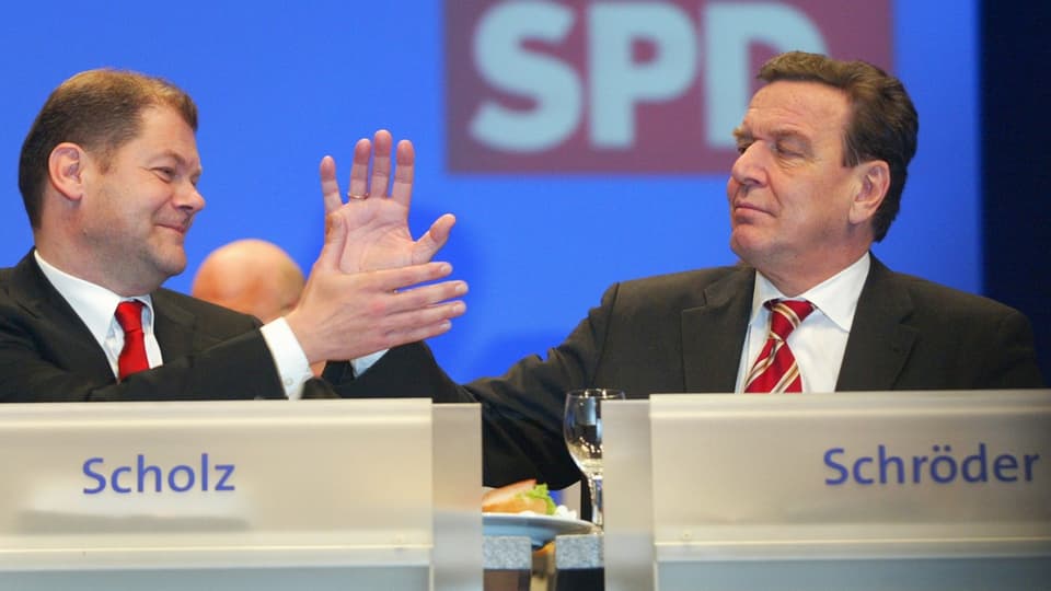 Der damalige SPD-Generalsekretär Scholz und Kanzler Schröder 2003 in Bochum.