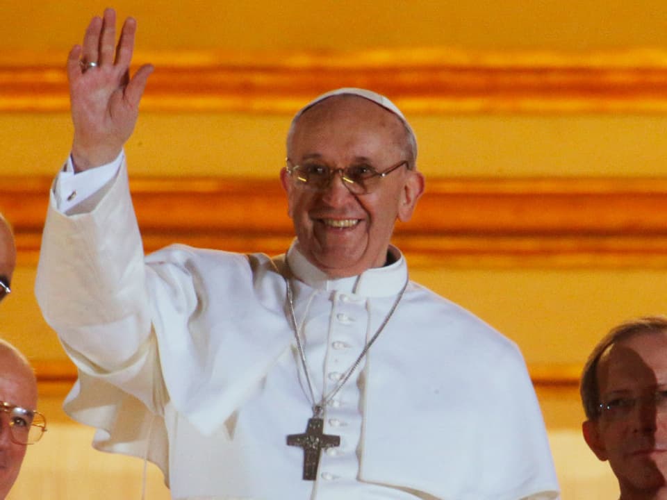 Der Papst winkt das erste Mal vom Balkon.