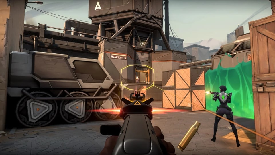 Screenshot eines Ego-Shooter-Videospiels. Mit einer Waffe wird auf eine Person gezielt. 