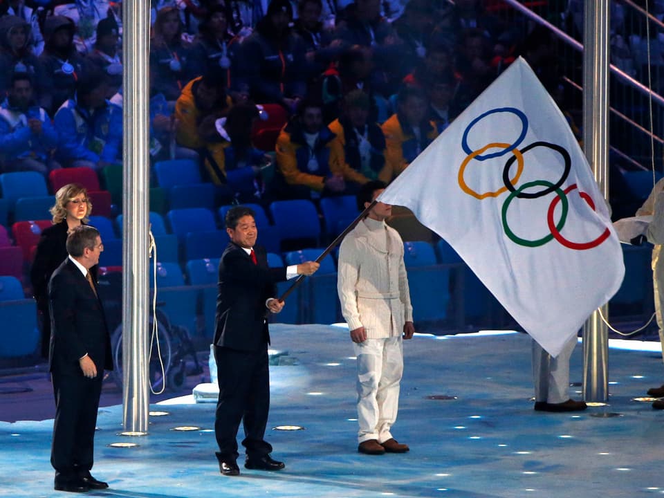 Die russischen Organisatoren übergaben die olympische Fahne einem Vertreter aus Pyeongchang.