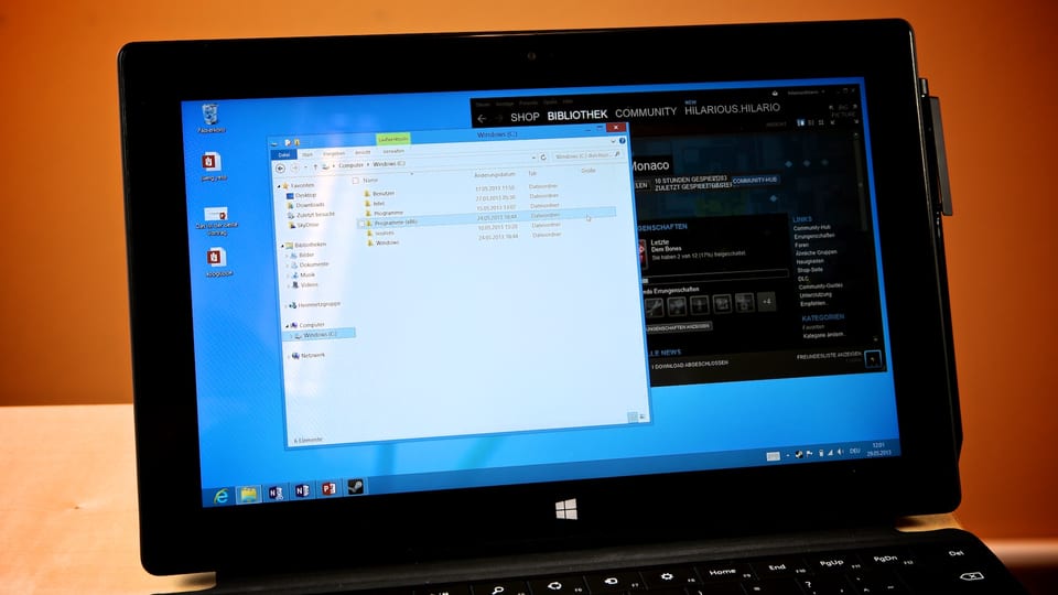 Ein Explorer-Fenster und Steam geöffnet auf dem Desktop.