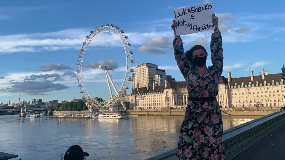 Frau hält Plakat mit den Worten «Lukashenko is not my president» in die Höhe.
