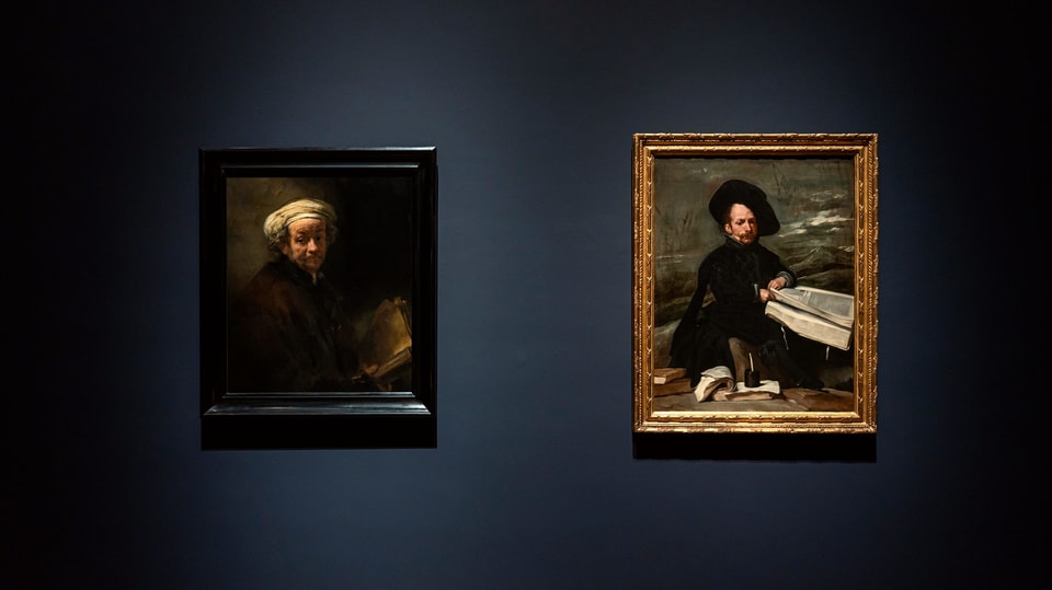 Links Rembrandts Selbstbildnis als Apostel Paulus. Daneben das Gemälde von Velázquez, es zeigt einen Hofnarr.