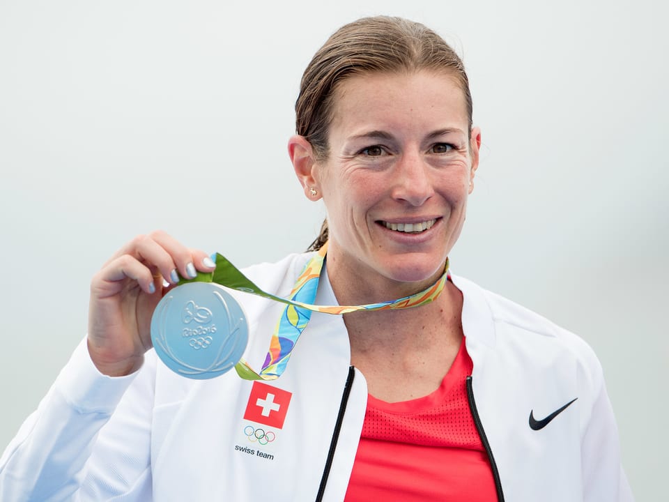 Nicola Spirig posiert mit der Olympia-Silbermedaille.