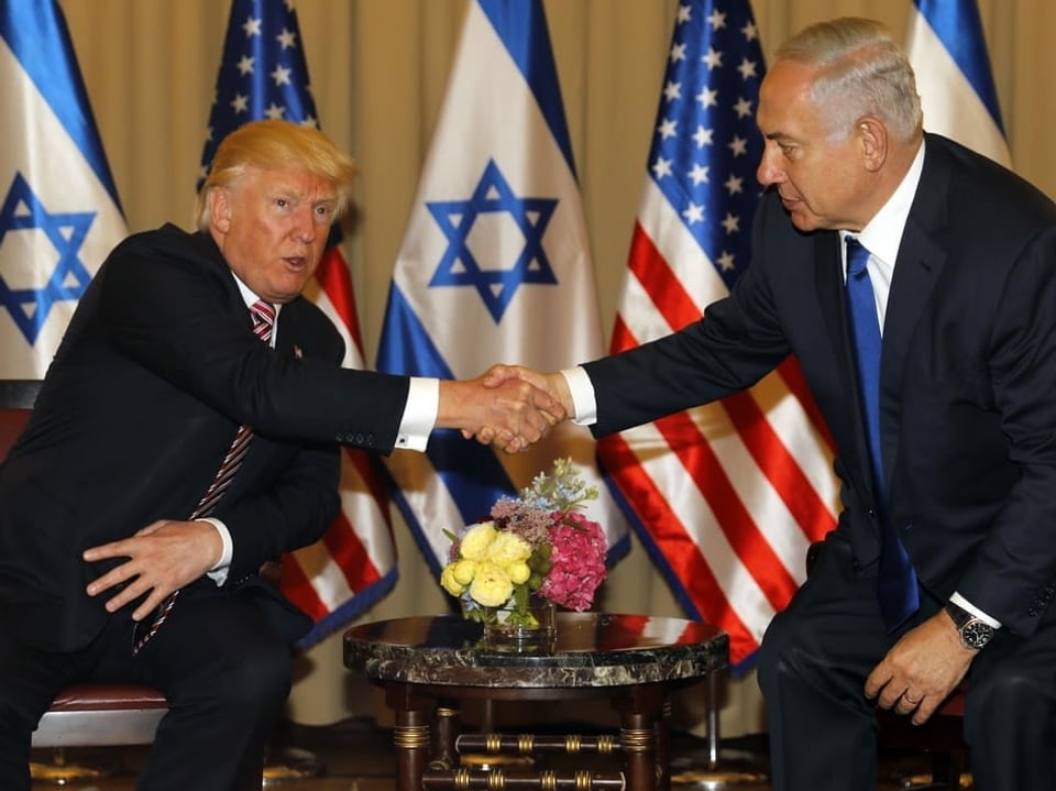 Donald Trump schüttelt Benjamin Netanjahu die Hand