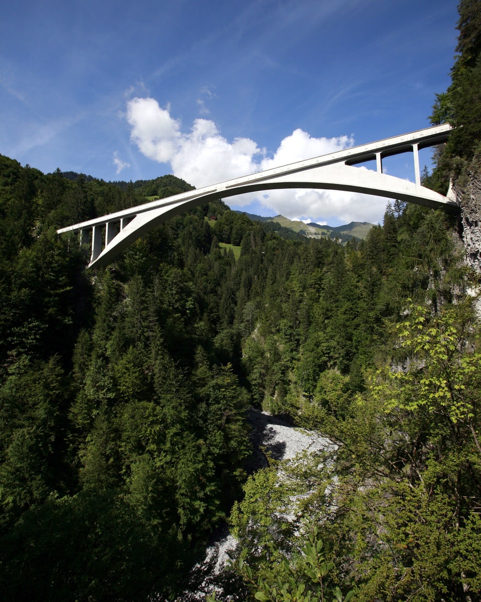 Die Salginatobelbrücke in Graubünden
