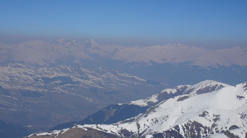 Saharastaub über der Schweiz Vom Tomülhorn ob Vals war die Staubschicht gut zu erkennen.
