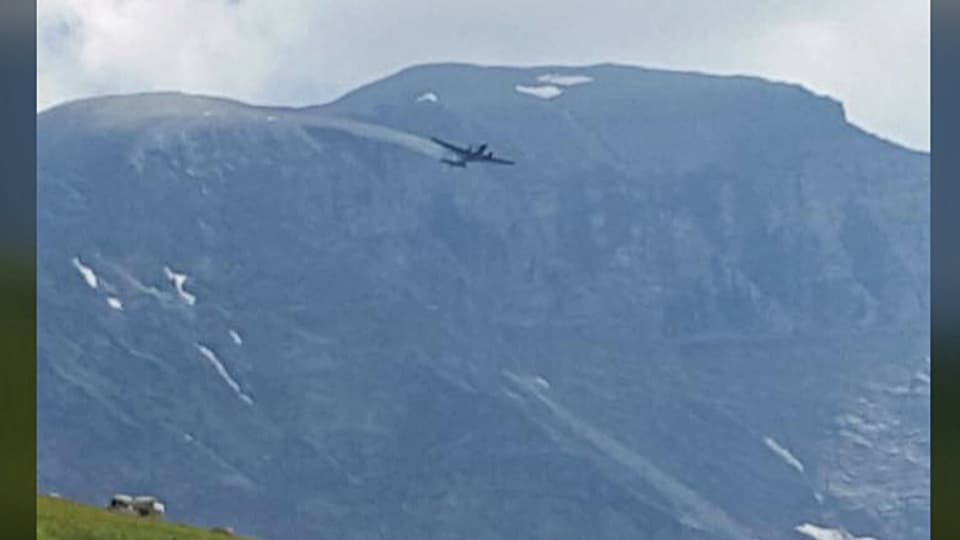 Die JU-52 beim Berg Chamm im Kanton Glarus.