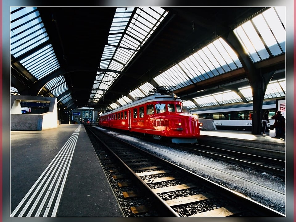 Der Rote Pfeil fährt in den Zürcher Hauptbahnhof ein.