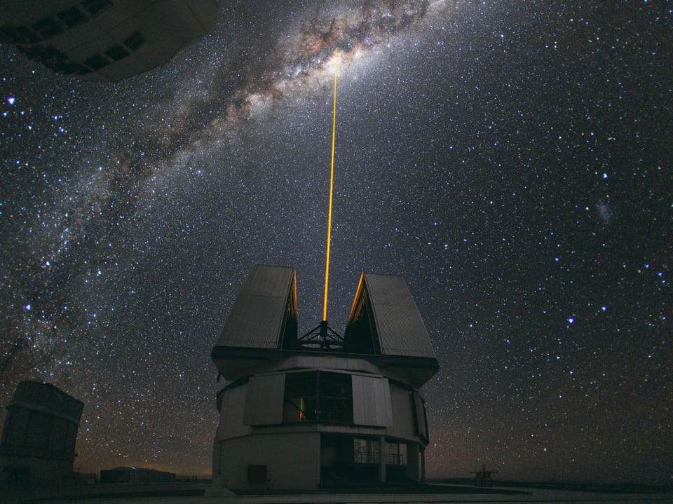 Ein Laserstrahl führt zum Himmel.