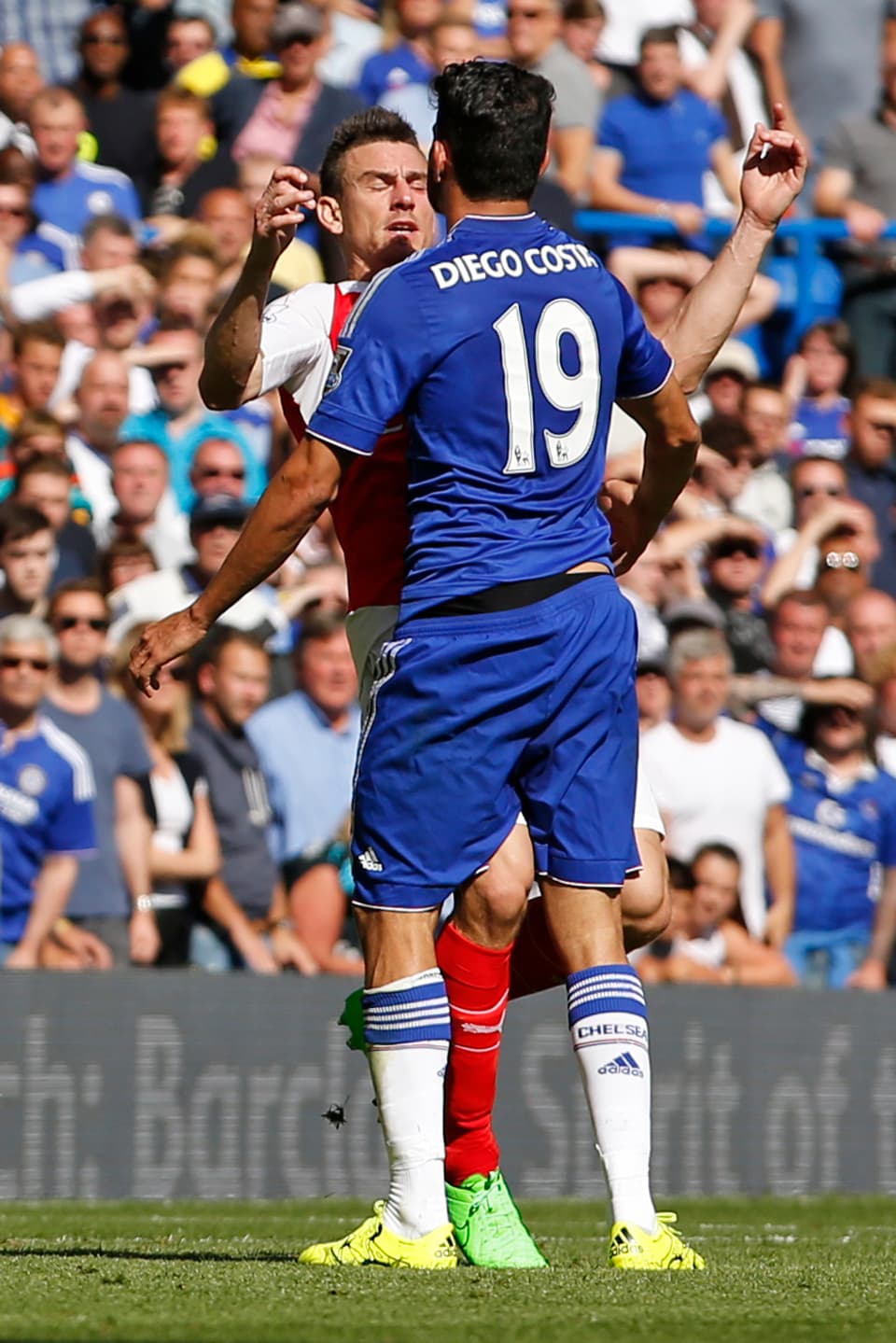Costa rempelt einen Gegenspieler an.