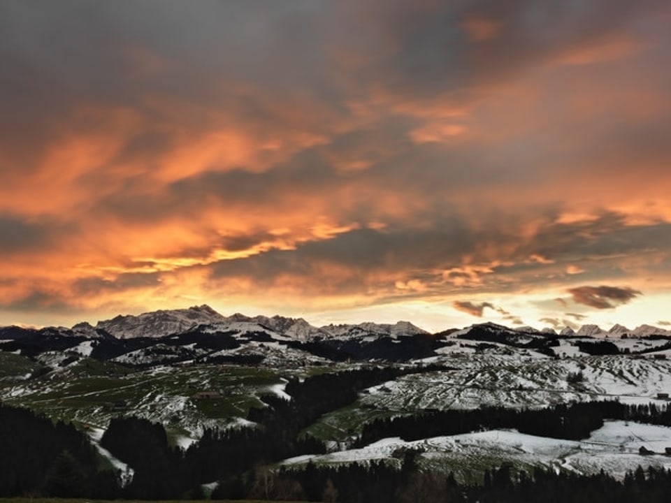 Föhnstimmung, in der Alpsteinregion leuchten Föhnwolken in der Abendsonne.
