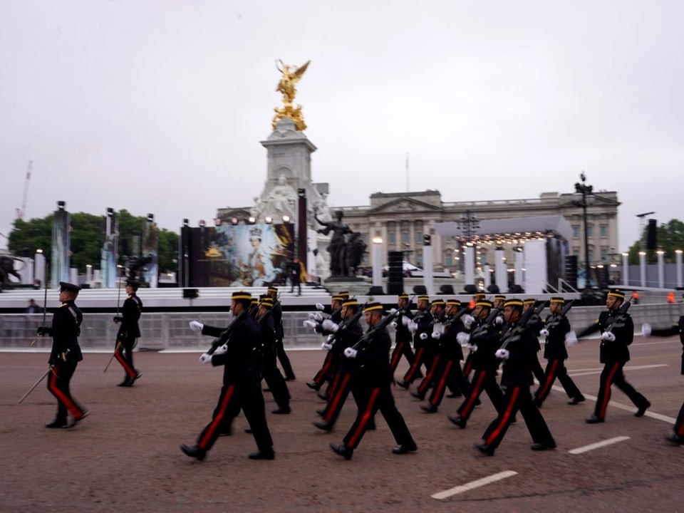 Marschierende vor dem Buckingham-Palast.