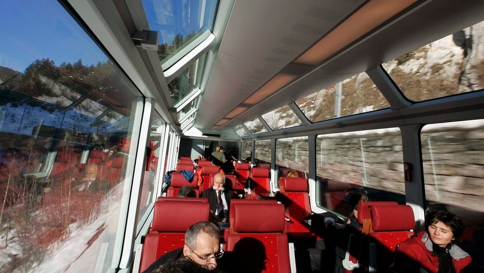 Passagiere in einem Zug der Matterhorn-Gotthard-Bahn