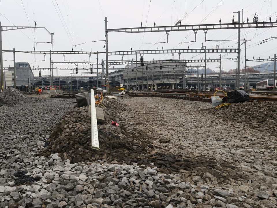 Im Bahnhof Luzern werden während der Bauarbeiten auch 1400 Tonnen Schotter neu verteilt. 