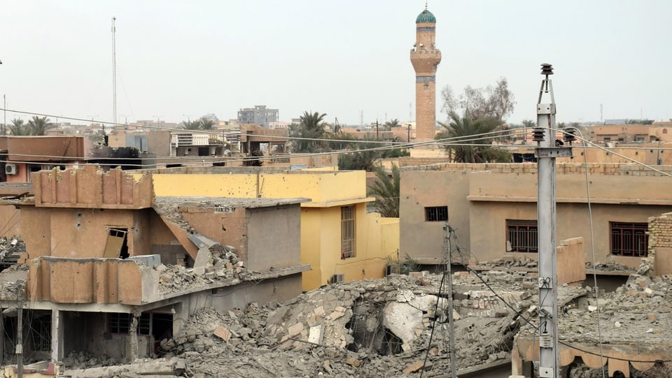 Zerstörte Häuser in Ramadi, im Hintergrund ein Minarett