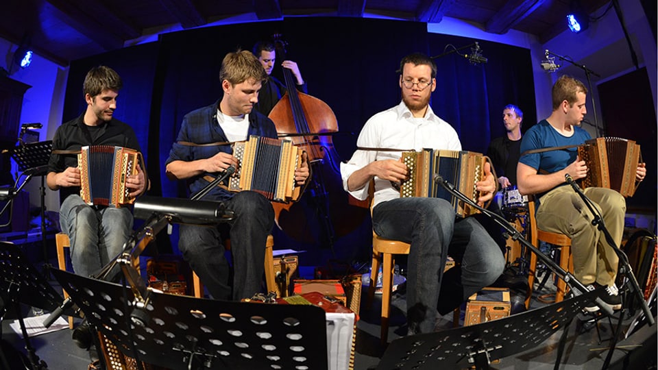 Eine sechsköpfige Band mit Schwyzerörgeli, Schlagzeug und Kontrabass.