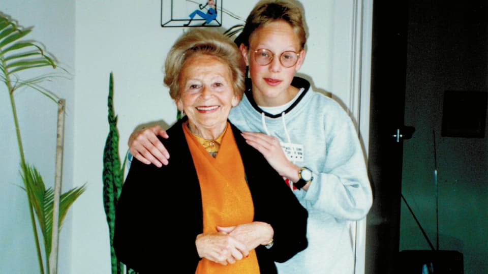 Eine alte Frau und ein Teenager posieren für die Kamera.