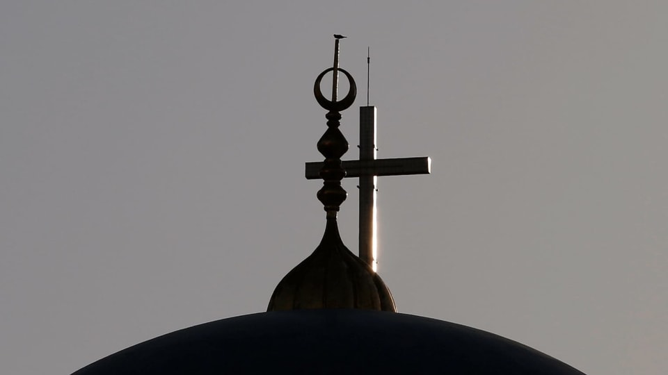Die Kuppel der Mohammed al-Amin Mosque im Vordergrund, dahinter das Kreuz der St. George Kirche im Zentrum von Beirut.