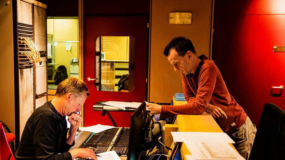 Hörspieltechniker Tom Willen und Regisseur Mark Ginzler während der Arbeit im Regieraum im Hörspielstudio im alten Radiostudio Basel. 