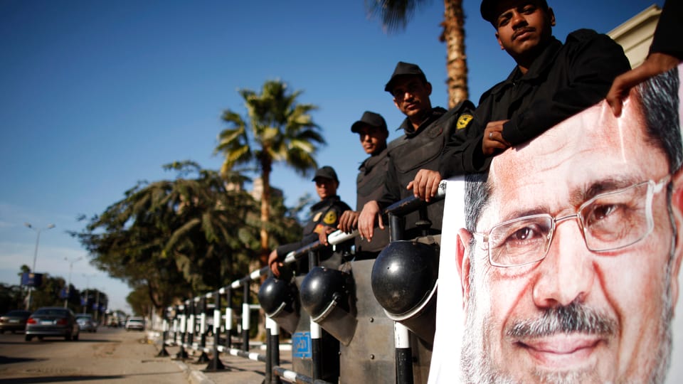Soldaten mit einem Bild von Präsident Mursi
