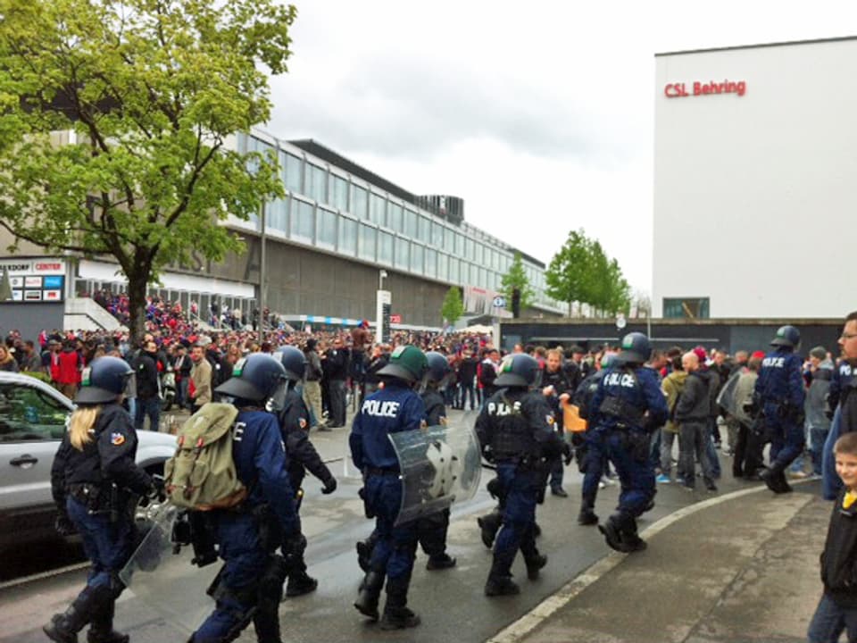 FCZ- und FCB-Fans treffen nach den Märschen aufeinander: Vor dem Spiel dann setzt die Polizei vor dem Stadion Tränengas und Wasserwerfer ein. (srf)