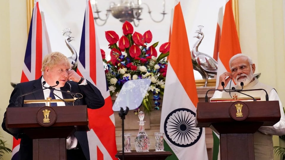Boris Johnson und Narendra Modi halten eine Pressekonferenz in Indien.